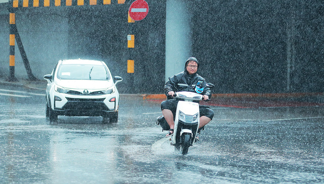 京津冀强降雨 | 讲述者：手机进水、全身湿透，我在北京暴雨中送外卖