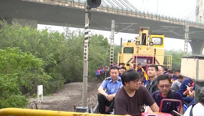 暴雨受困列车旅客安全转移，北京高铁站已无大量旅客滞留