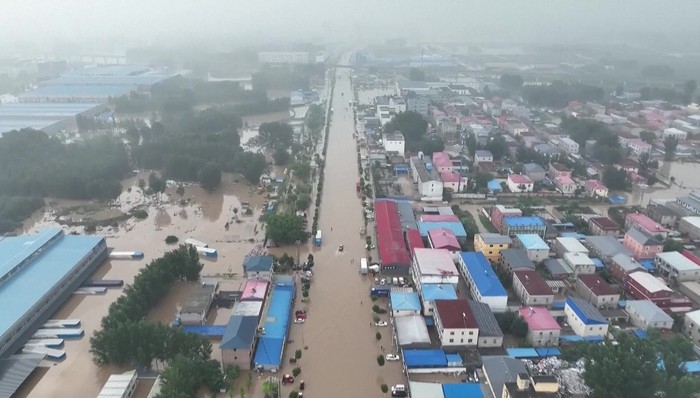 【特稿】水困涿州48小时：楼顶的灾民，失联的村庄