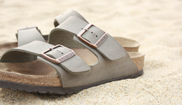 芭比的Birken、街溜子的CROCS，今夏的主角是拖鞋