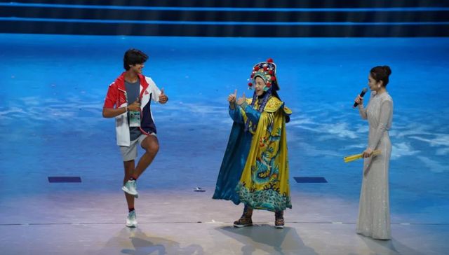 运动员,花钿,手机自拍,法国选手,太阳神鸟,大运会,美妆,非遗,武术,青黛