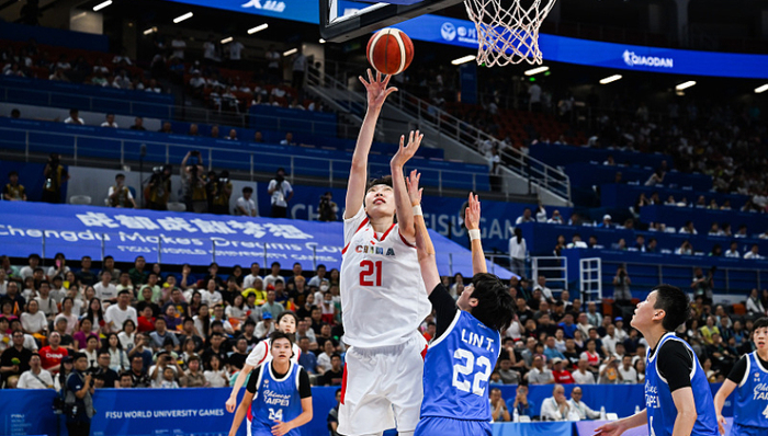 大运会大球赛场激战正酣，中国大学生女篮、女排捷报频传