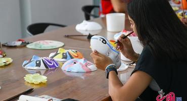 青春主场|架起交流的桥梁 世界青年大运村内“沉浸式”体验中国传统文化