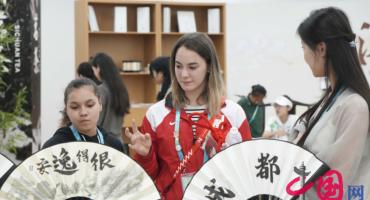 【大运名师评】逛吃扫货吹拉弹唱：沉浸式体验让各国青年触摸真实中国