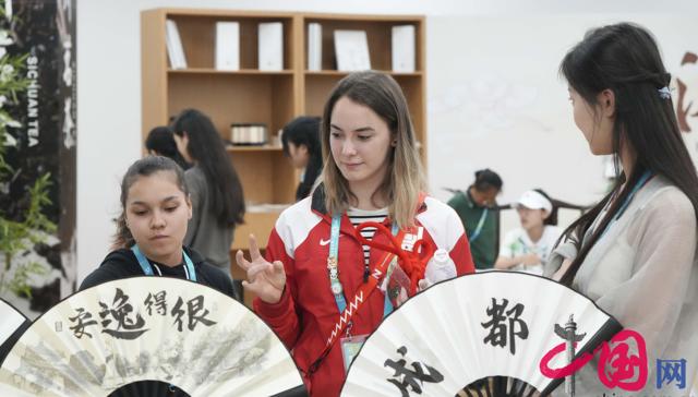 沉浸式,扫货,弹唱,8月,赛场,皮影戏,网球选手,uptown,funk,异质文化,游泳跳水馆