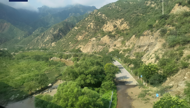 沿河城,暴雨,列车员,救援车,央视新闻,上铺,小时车程,直升机,车厢,回撤