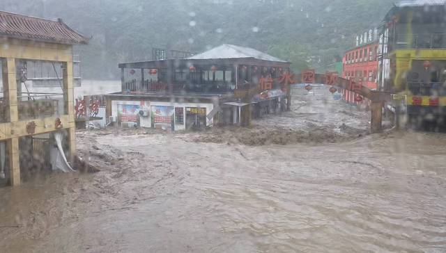 京津冀强降雨｜涞水野三坡遭洪水重创，一民宿受困50多人缺净水