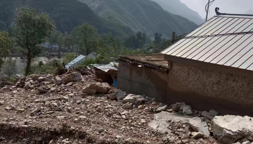 西塔村中毁坏的房屋。图片来源：受访者供图