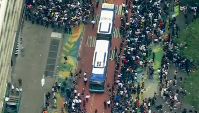 警方,纽约邮报,投掷,铁铲,石块,视频,截图,主播,袭击警察,Ramadan