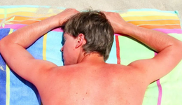 年轻人反向避暑，在40度高温天里晒背