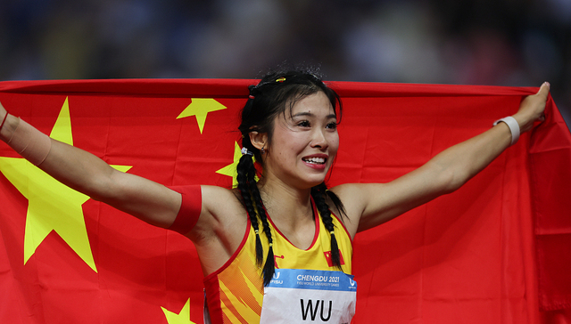 实力和颜值兼备爆火大运会，吴艳妮不只是漂亮“女飞人”