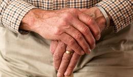 “靳东2.0”，中老年顶流网红收割爸妈