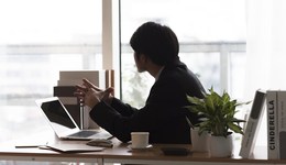 報(bào)告：高校畢業(yè)生返鄉(xiāng)就業(yè)成趨勢(shì)，半數(shù)端起“鐵飯碗”