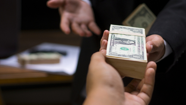 医药反腐风暴④|中纪委发文严查单位行贿，药企“甩锅”给药代的把戏到头了吗?