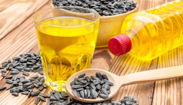 “油茅”金龙鱼半年报净利腰斩，盘中股价刷出新低，10月将迎巨量解禁