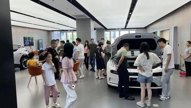 极氪部分门店延长营业时间：直接降价效果显现，三天进店量提升30%
