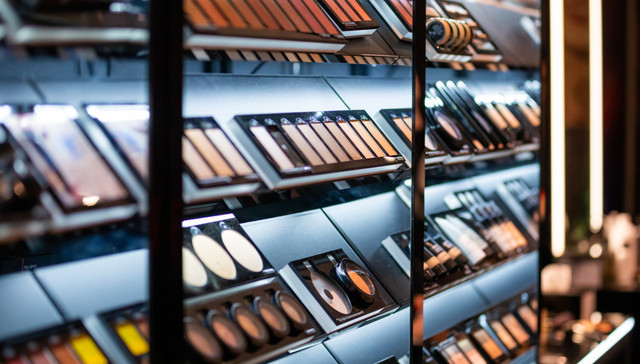 为何化妆品类社会零售额在7月再度下滑？