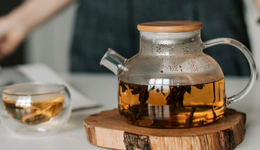 养生的年轻人，自己给自己“治病”