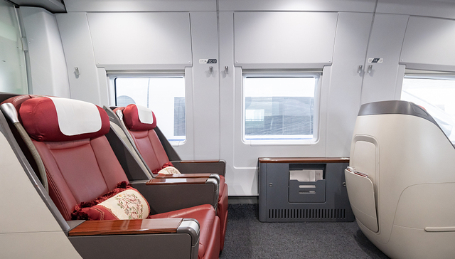 铁路职工违规占用商务座，当班列车长被免职