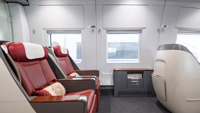 铁路职工违规占用商务座，当班列车长被免职