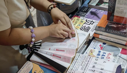 上海书展盖章火爆，部分印章需排队一小时