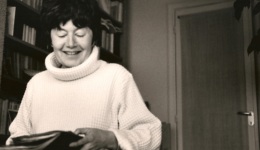 不是“我爱你”而是“我爱向你”，不屈服于你也不消耗你 | 七夕节