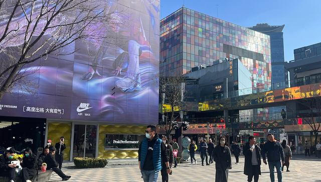 中国家庭对未来消费预期两连降，年轻群体更倾向捂紧钱包