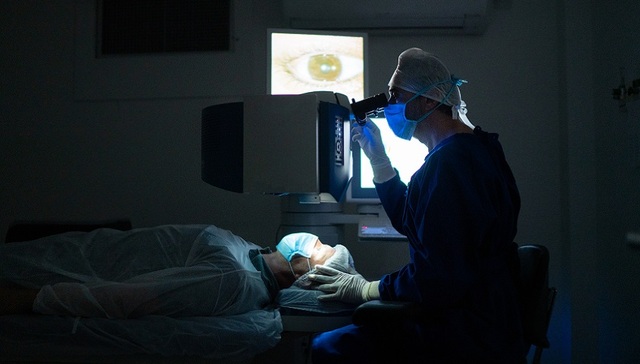 初代“RK近视手术”患者称如今患多种眼病，是否与三十年前手术有关？