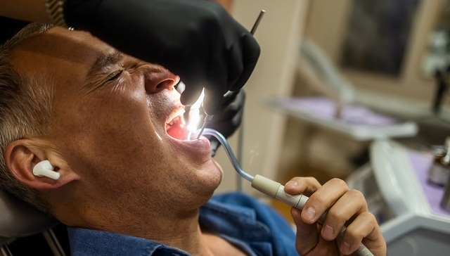 集采落地后通策医疗营利小幅增长，为什么依然跌停？