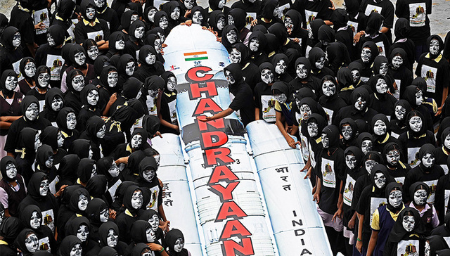 每周奇趣掠影丨《海贼王》真人版将于8月31日正式开播；印度民众庆祝“月船3号”成功着陆月球