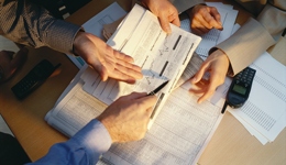 东方甄选首份年报：净赚9.7亿元，GMV达百亿