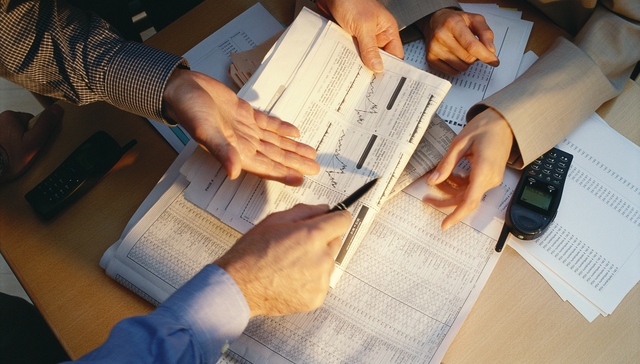 东方甄选首份年报：净赚9.7亿元，GMV达百亿