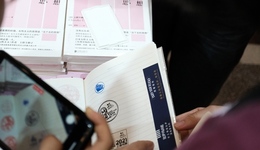 从书展集章谈起：当我们收藏“无用之物”时，我们在想什么？| 编辑部聊天室