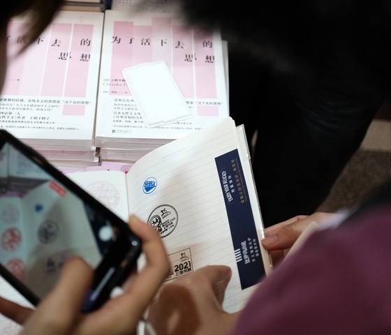 从书展集章谈起：当我们收藏“无用之物”时，我们在想什么？| 编辑部聊天室