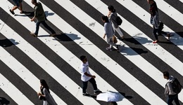 晒图时代令人焦虑，消极感受力拯救我们 | 专访