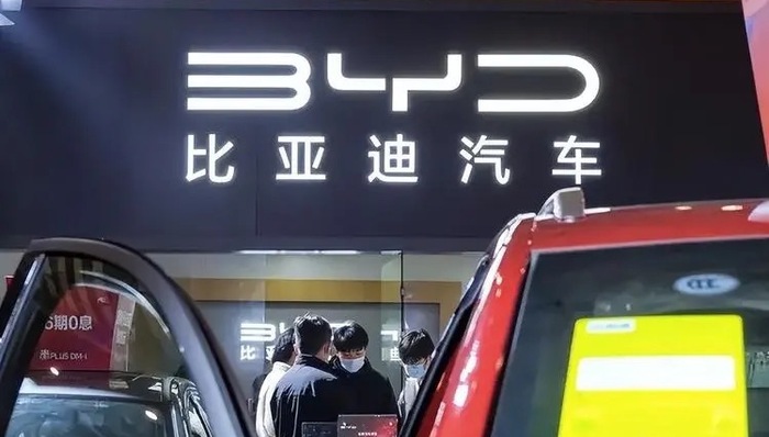 闪电快讯 | 比亚迪上半年净利润暴增205% 预计明年海外销量将达100万辆