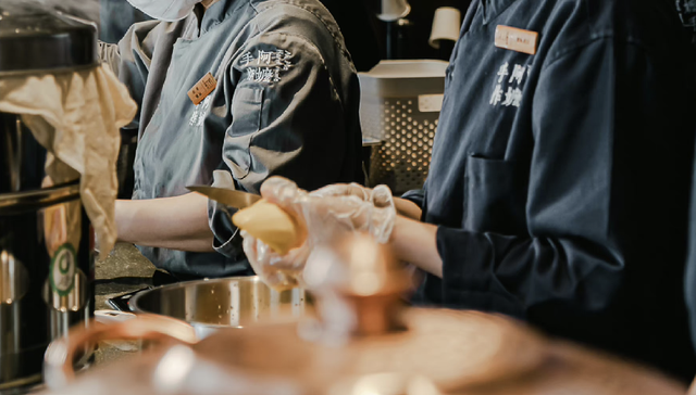 为何茶饮品牌都开始玩“手作”？