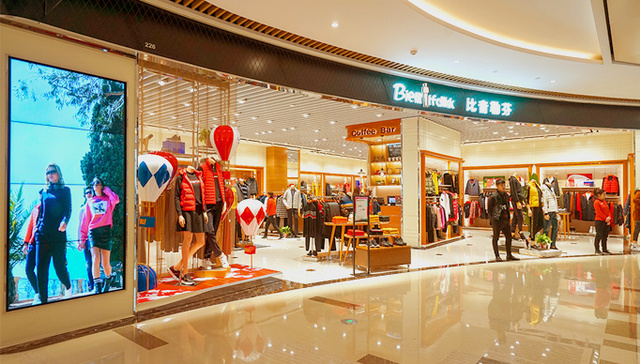 爱在机场开店的比音勒芬，上半年营收的94%由线下门店贡献