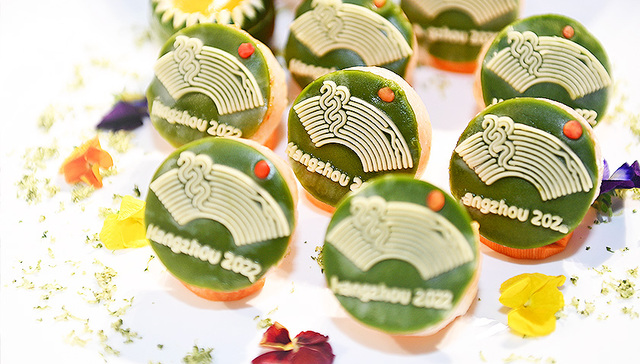 【图集】亚运村菜谱亮相，铁路工作人员学习阿拉伯语：杭州亚运会筹备进入冲刺期