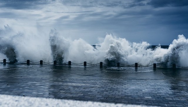 台风“苏拉”预计明晚登陆：红色预警发布，东莞等地中小学推迟开学