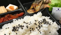 裝著剩菜的盲盒套餐，有人一年賣了2個億