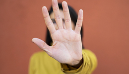 法治面｜反家暴法施行7年：社會(huì)觀念轉(zhuǎn)變進(jìn)步明顯，官方資金支持力度不足