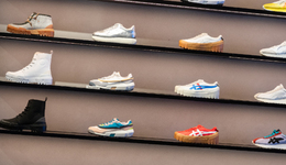 安踏李寧狂飆近千億，耐克阿迪狂跌路難行