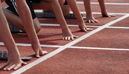 蔚小理上半年比拼：誰(shuí)拿住了不下牌桌的籌碼？