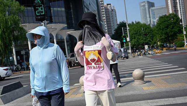 北半球天气开始转凉，防晒衣却还“焊”在年轻人身上