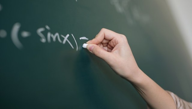 报告：本科毕业生就业重心下沉，超8成涌向“小城”任教