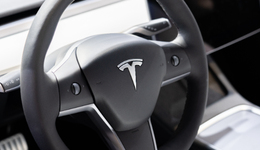 新款Model 3新奇设计惹争议，长按P挡还能紧急停车吗？