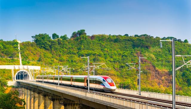 东南亚首条高铁开通：中印尼合建，全线采用中国标准