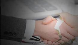 昨日为他炮轰阿里，今日将他告上仲裁庭，郑刚和罗永浩恩怨未了