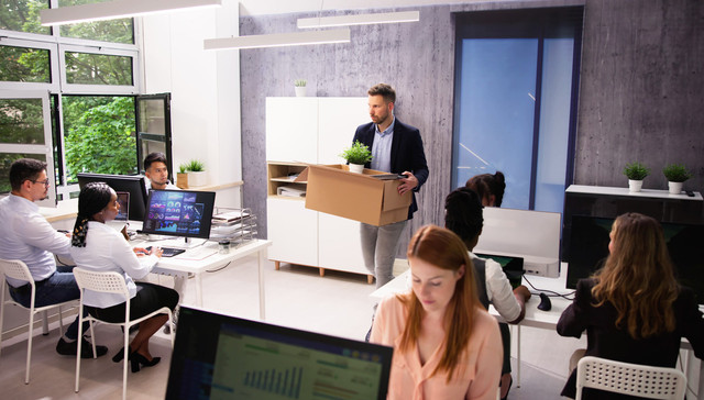 互联网大厂收入三年连降，人才都流向了哪儿